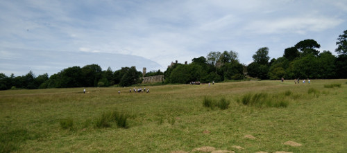 Blick auf die Battle Abbey mit reenactender Schulklasse